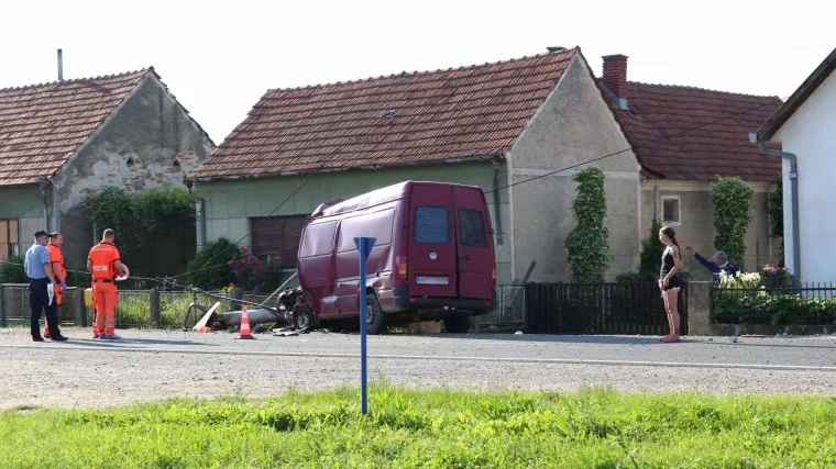 Kombijem sletio s ceste, udario u betonski stup i preminuo na mjestu događaja