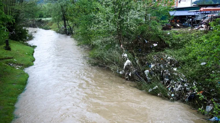 U Tuzli progla&scaron;eno stanje prirodne nesreće, nabujali vodotoci ugrozili pedesetak kuća