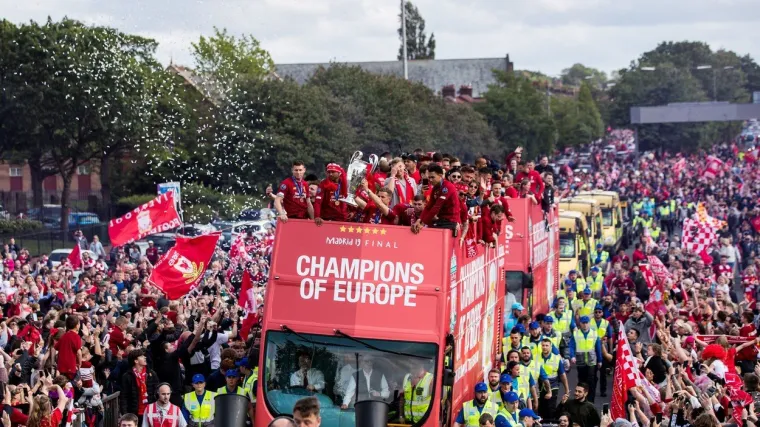 Engleska tuguje za brutalno ubijenim navijačem Redsa