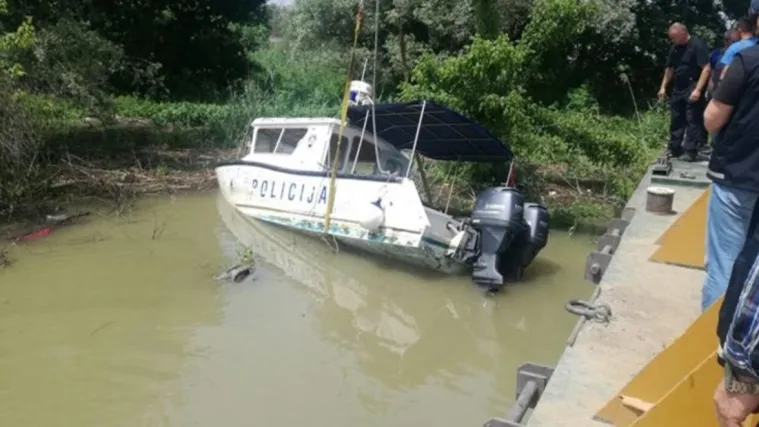 Policijski brod spašavao migrante iz nabujale rijeke pa ga potopio val