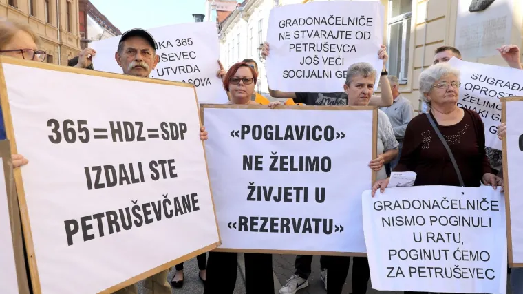 'Poglavico ne želimo živjeti u rezervatu!' Petru&scaron;evčani Bandića dočekali transparentima