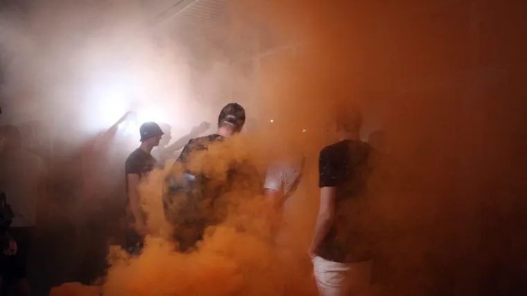 Prosvjednici napravili bakljadu ispred zgrade ministarstva