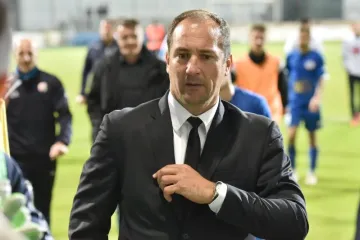 'Suze polako klize niz obraze dok pišem...'