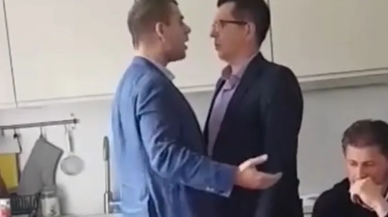 'Sramota! Hijene, borite se za jedan stolac'