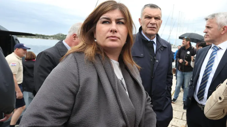 Priča oko luksuznog Mercedesa u dvorištu bolno joj se zakomplicirala