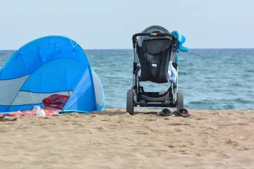 Pedijatri upozoravaju: nikada ne pokrivajte kolica dekicom, opasno je za bebu