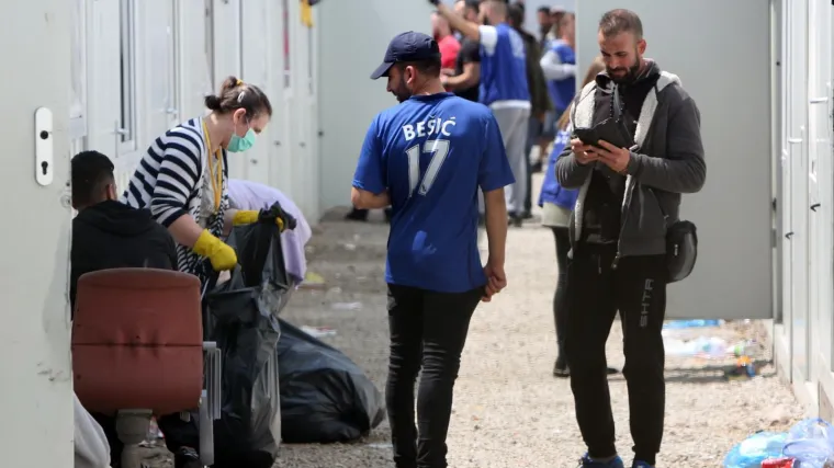 Sukobilo se 100 migranata u Velikoj Kladuši. Napali i policajce. Puno je ozlijeđenih