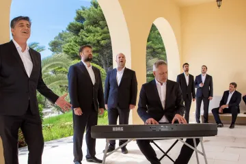 Riječ je o divnoj, laganoj baladi naslonjenoj na dalmatinske uspješnice