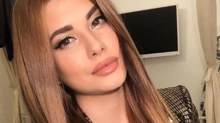 Legla na stol u mini haljinici, pa pokazala bujno poprsje i duge noge
