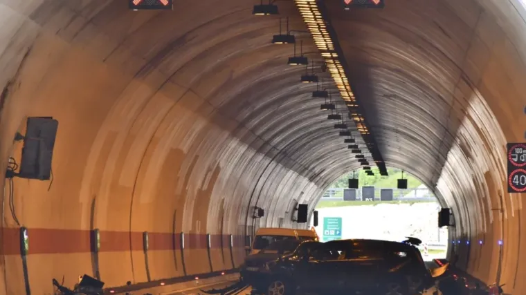 Auto se prevrnuo, poginuli roditelji i jedno dijete. Drugo dijete u bolnici