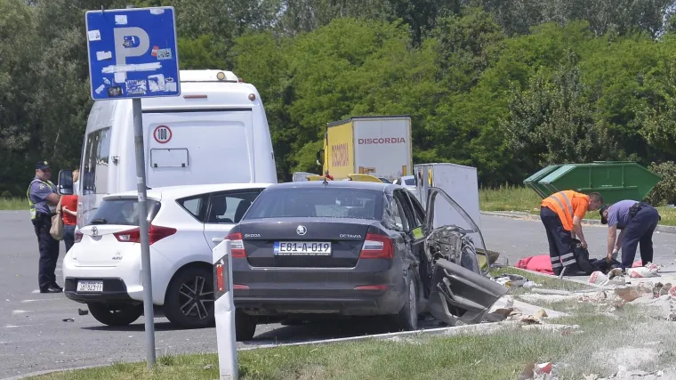 'Molim vas, recite mi, za&scaron;to mi nitko ni&scaron;ta ne govori??'