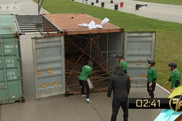 Mama Hukman jedva bacila vreću na krov, ostala je visjeti!