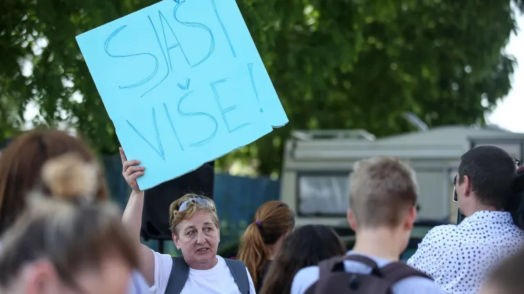 Prosvjed na hipodromu: 'Treba zaustaviti gradonačelnika u devastaciji Zagreba!' Građani mu poručili - da sja&scaron;i