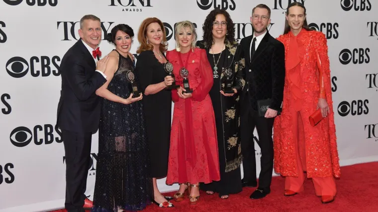 Riječ je o prvom mjuziklu u režiji žene koji je osvojio to ugledno priznanje