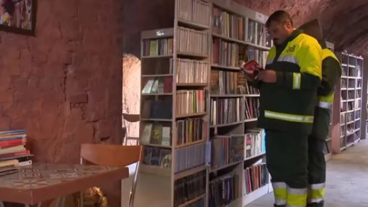 Toliko ima odbačenih knjiga, da su smetlari uspjeli napraviti knjižnicu: 'Tko želi, neka ostavi dobrotvorni prilog'