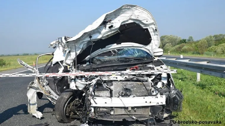 Zabili se u kamion. Suvozač je ispao iz auta i preminuo na mjestu. Vozač i putnice teško ozlijeđeni