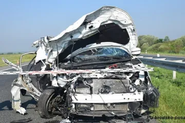 Zabili se u kamion. Suvozač je ispao iz auta i preminuo na mjestu. Vozač i putnice teško ozlijeđeni