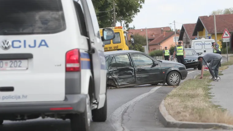 Te&scaron;ka nesreća! Automobil naletio na dvoje djece, policija traži vozača. Očevici: 'Krivudao je po cesti...'
