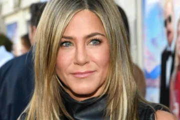 Glumica osvanula u kožnoj minici i pokazala besprijekornu liniju