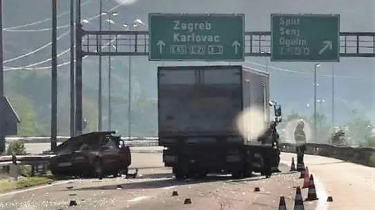 Na autocesti A6 kod Bosiljeva sudarili se auto i kamion, poginula jedna osoba