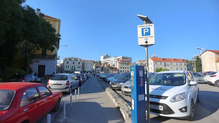 Podivljao zbog parkirnog mjesta: Trudnici slomio ruku pred dvoje djece, ozlijedio jo&scaron; dvoje ljudi