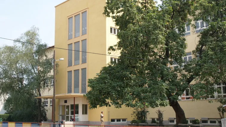 Satima čekali pred školom dok im je agencija uporno slala neispravne autobuse - njih čak 4