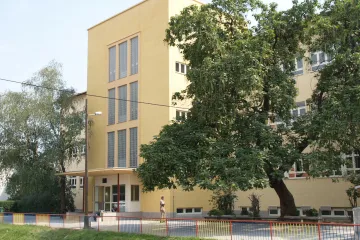 Satima čekali pred školom dok im je agencija uporno slala neispravne autobuse - njih čak 4