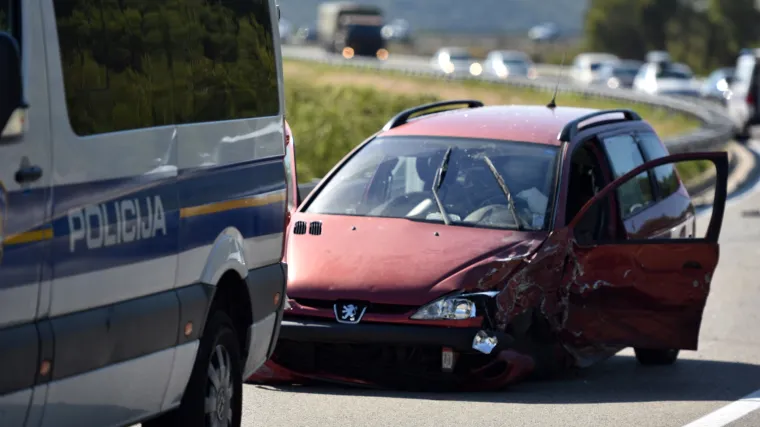 Frontalni sudar u Sisku: Vozači te&scaron;ko ozlijeđeni, jedan maloljetni putnik lak&scaron;e
