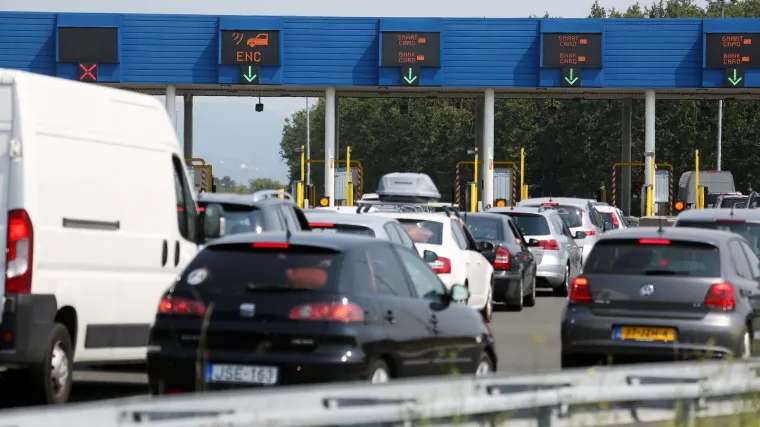 Kilometarske kolone na autocestama! HAK vozačima: 'Imajte strpljenja i budite oprezni'