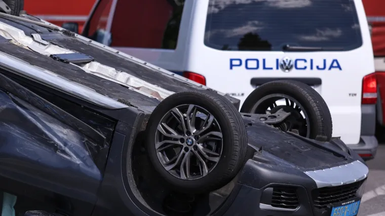 U blagom zavoju stariji vozač prešao u suprotni trak i u frontalnom sudaru zadobio ozljede opasne po život