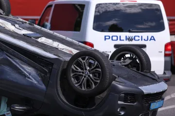 U blagom zavoju stariji vozač prešao u suprotni trak i u frontalnom sudaru zadobio ozljede opasne po život