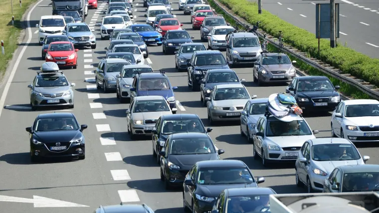 Zbog zapaljenog vozila kod Jastrebarskog vozi se usporeno