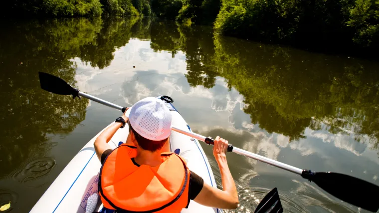 Koja je razlika između kajaka i kanua?