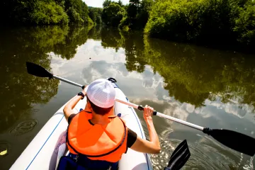 Koja je razlika između kajaka i kanua?