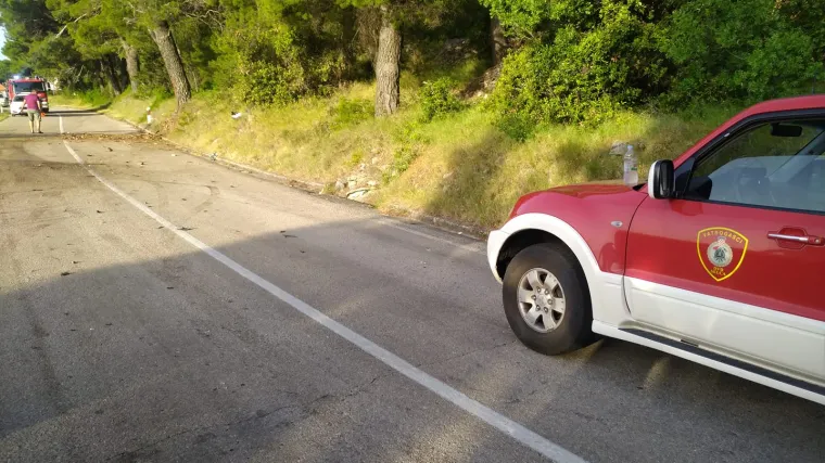 Automobil sletio s ceste - mladić poginuo, a dvoje ozlijeđeni