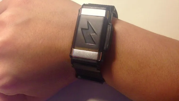 Ova narukvica s Amazona vas &scaron;okira kada pojedete previ&scaron;e masne hrane ili kada previ&scaron;e visite na internetu