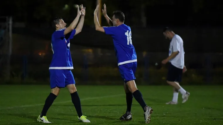 VIDEO Iz odijela u dres: HDZ-ovci po blatnjavom terenu zaigrali nogomet protiv 'Zvijezda'