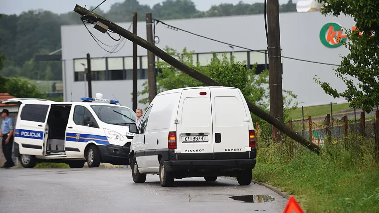 VIDEO Vozačica u &scaron;oku: Na dostavno vozilo u Karlovcu pao stup električne mreže