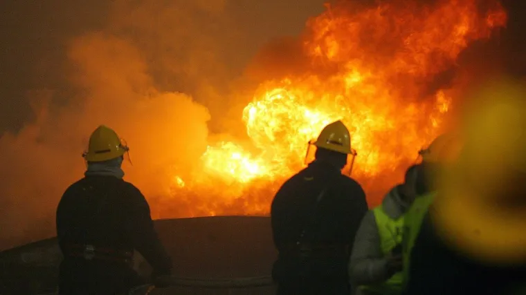 Majka prerezala vene kćerkici (3) i sebi pa je bacila kroz prozor stana u plamenu, a onda je i ona skočila...