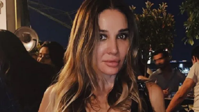 Pozirala u lateks haljini i isprovocirala ubojitim dekolteom