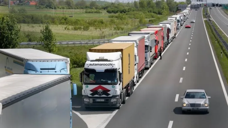 Tko je kriv za sve če&scaron;će nesreće? 'Vozačima se kupuju svjedodžbe, za volanom su vi&scaron;e od 60 sati tjedno'