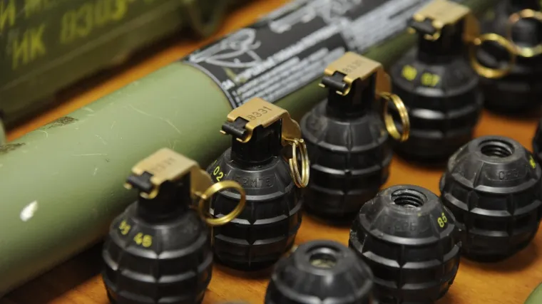 Čovjek u Otočcu dobrovoljno predao ručne bombe, minobacačku i tromblonske mine