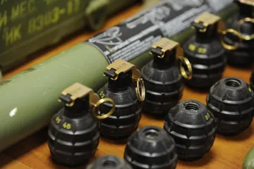 Čovjek u Otočcu dobrovoljno predao ručne bombe, minobacačku i tromblonske mine