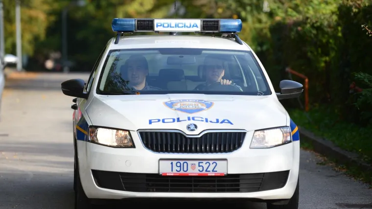 Autom sletjeli u jarak: 25-godi&scaron;nja djevojka umrla u bolnici, druga osoba ozlijeđena