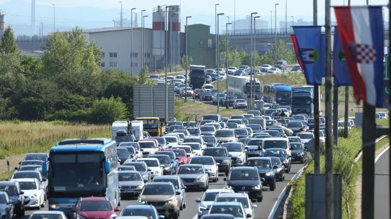 Kilometarske kolone kod Lučkog, gužva na putu prema moru