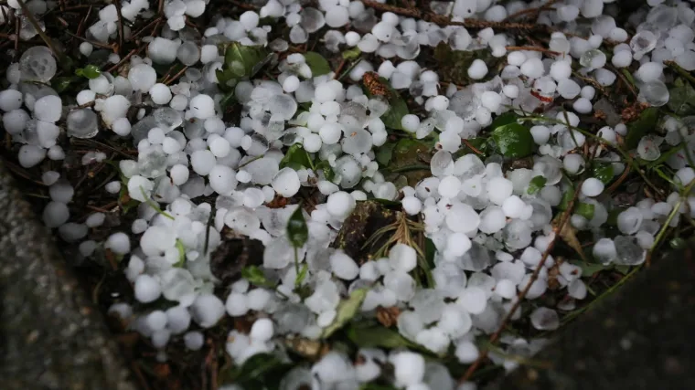Nevrijeme poharalo Slavonski Brod: Padala je jaka tuča, vozači bježali pod nadvožnjake