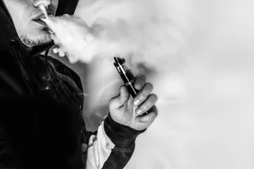 E-CIGARETA MU PROSULA ČELJUST: Tinejdžer zamalo poginuo zbog glupe pogreške koju čine mnogi pušači
