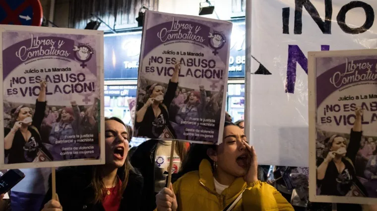 Na njoj se izredali, a onda joj ukrali mobitel i ostavili je golu