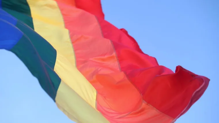 Vi&scaron;e od 8000 ljudi mar&scaron;iralo je Kijevom na povorci ponosa