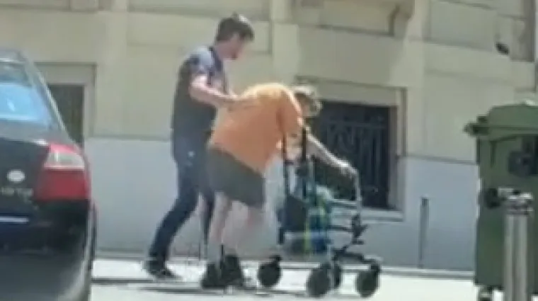 Pogledajte ovaj prizor iz Rijeke, tko bi učinio isto, a koliko nas bi se okrenulo na drugu stranu?